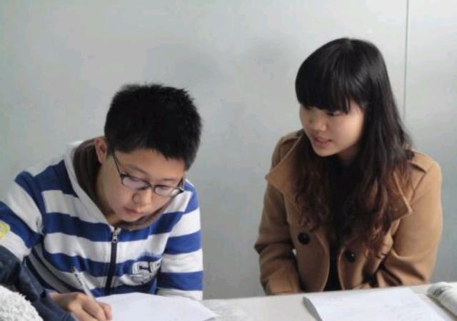 高中生一对一补课，是请中学教师好，还是北大清华的大一学生好？
